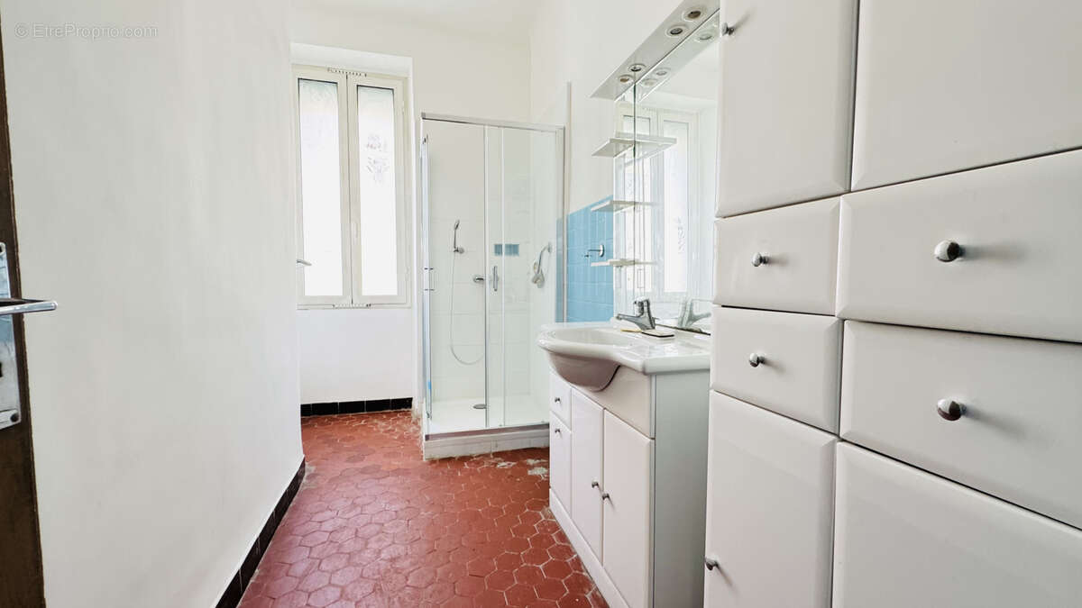 Appartement à MARSEILLE-4E