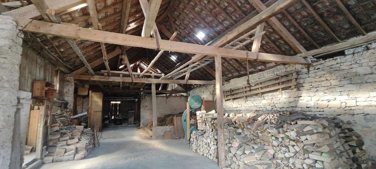 Ferme 161m² avec dépendances : Bessoncourt 90160 - photo 7