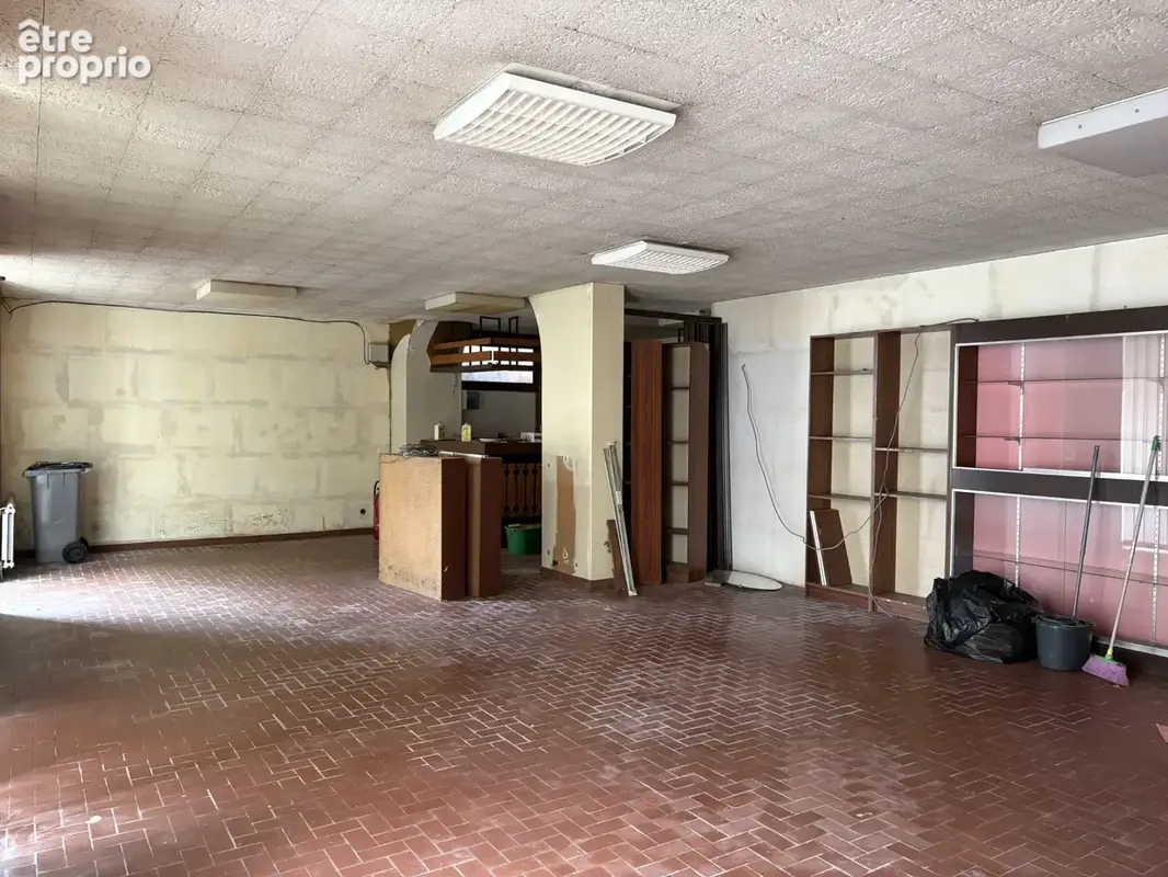 Coussac Bonneval immeuble - ancien magasin et appartement F3 - photo 3