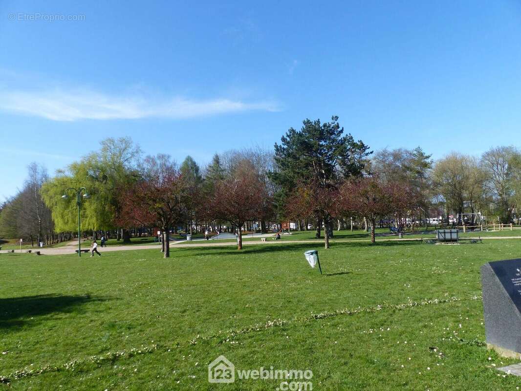 Proche du Parc de l'Argilière à Bihorel, cet appartement F5 traversant de 99m2 est en excellent état.