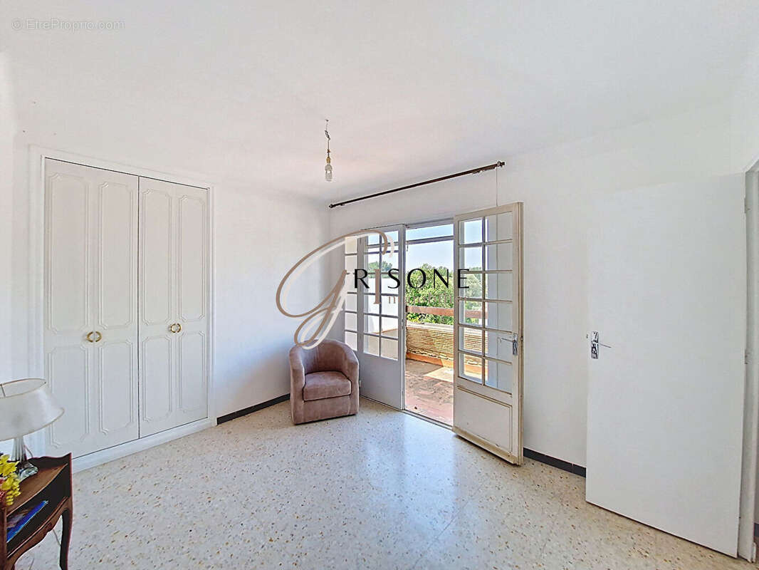 Villa de caractère de 240 m² à Sanary sur mer - photo 11