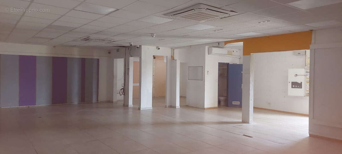Local spacieux et lumineux avec vitrine dans une zone d'activité - photo 10