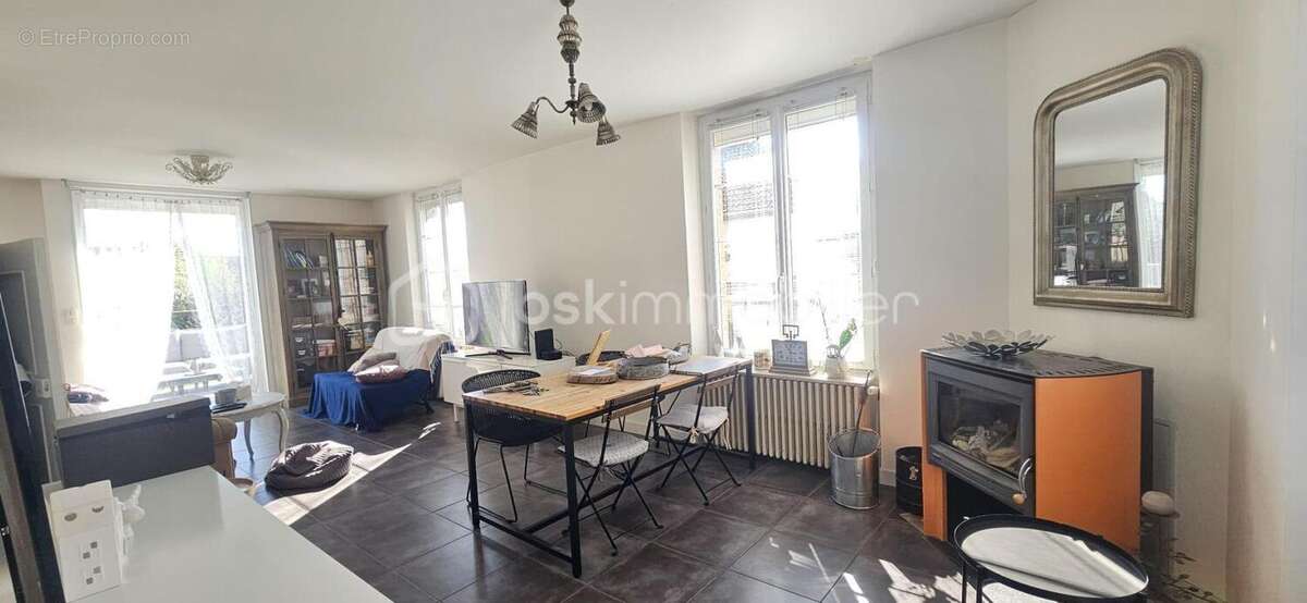  COUP DE CŒUR – Maison lumineuse entièrement rénovée avec prestations rares – 140 m² – 1066 m² de terrain - photo 2