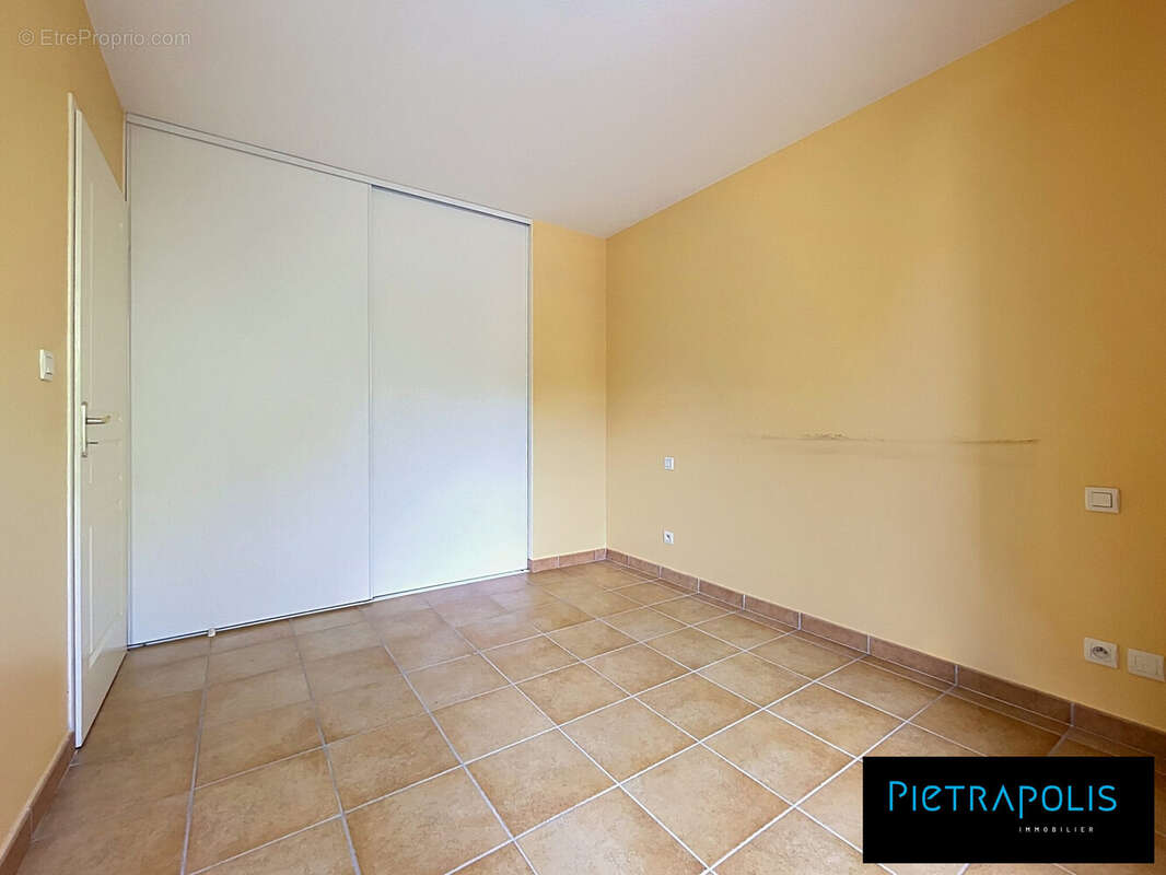Chambre - Appartement à SAINT-GENIS-LAVAL