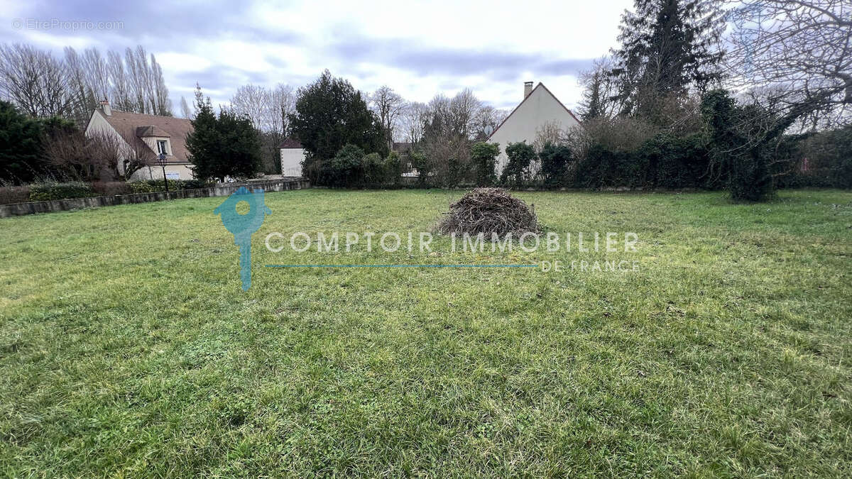 Terrain à VAYRES-SUR-ESSONNE
