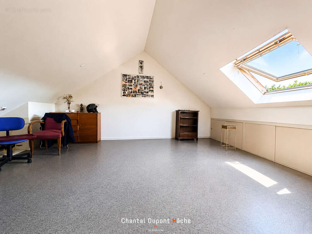 CHARTRES- Maison de ville de 141m2, terrasse, parking privé. - photo 16