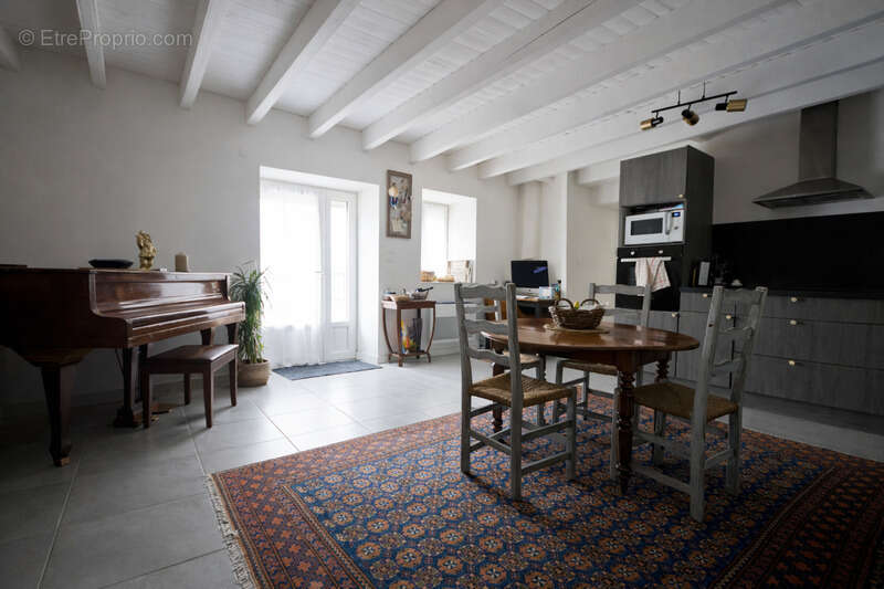 Maison à VENDEUVRE-DU-POITOU