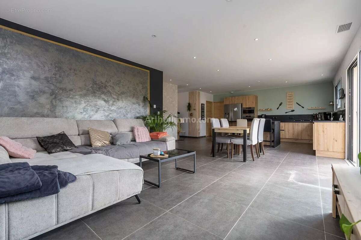 Maison à VEZERONCE-CURTIN