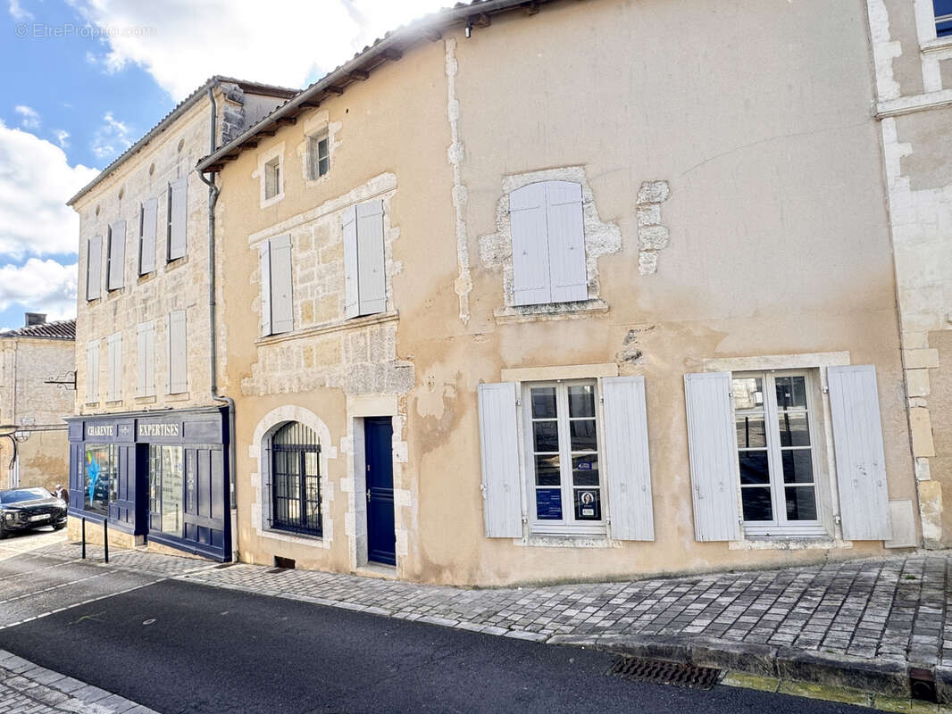 Appartement à BARBEZIEUX-SAINT-HILAIRE