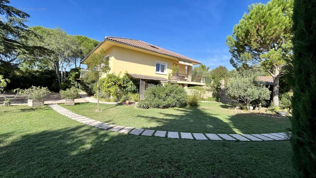 Maison à ENTRAIGUES-SUR-LA-SORGUE