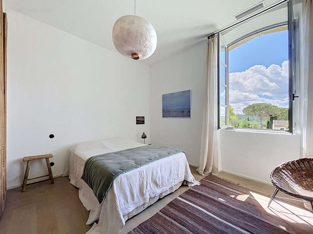 Maison en pierre rénovée, 3 chambres, double garage, jardin et piscine - photo 7