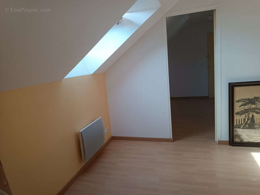 Nérondes (18350)   Ensemble immobilier de 227 m2 avec logement indépendant, véranda et deux garages - photo 7