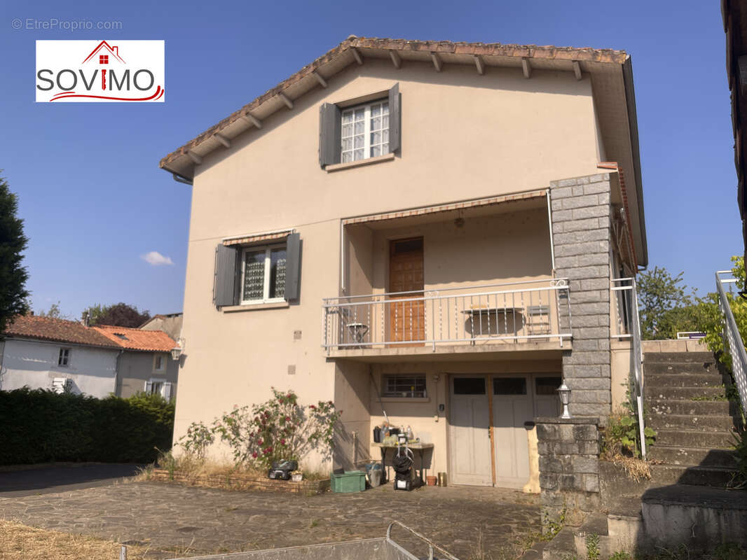 Rare en centre ville, maison familliale avec vue, dépendances et terrain clos de 817 m2. - photo 19