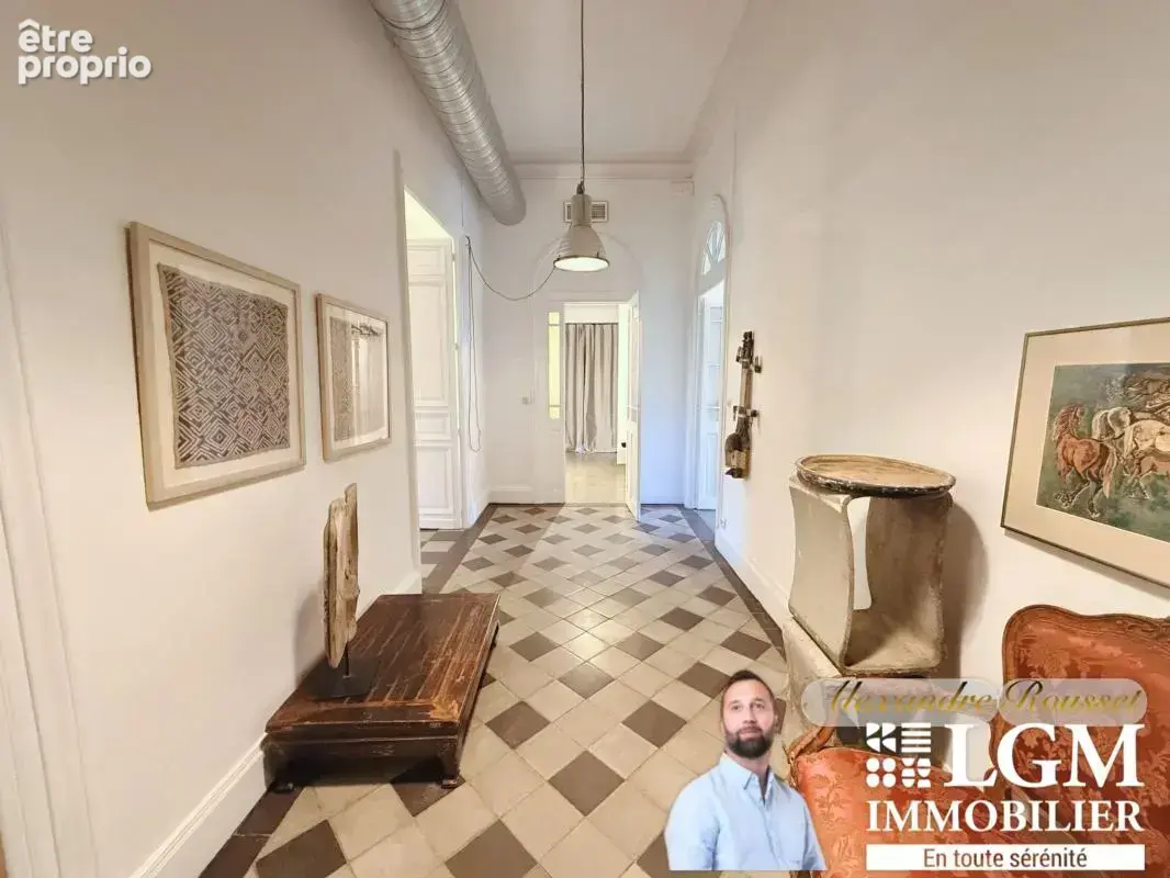  Appartement de caractère de 115 m² avec terrasse – Au cœur du centre historique de Nîmes - photo 3