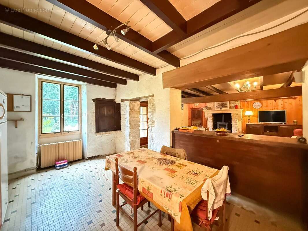 Charmante maison en pierre de 4 chambres dans un quartier paisible - photo 5