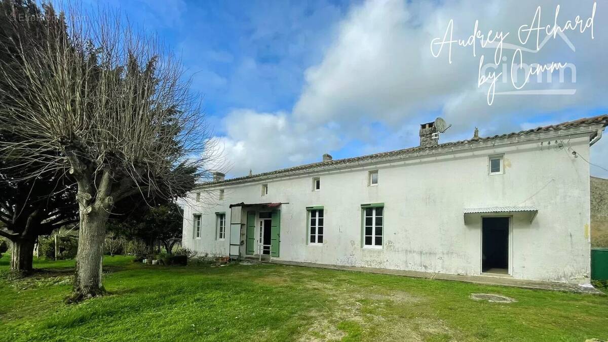 Maison à SAINT-GENIS-DE-SAINTONGE