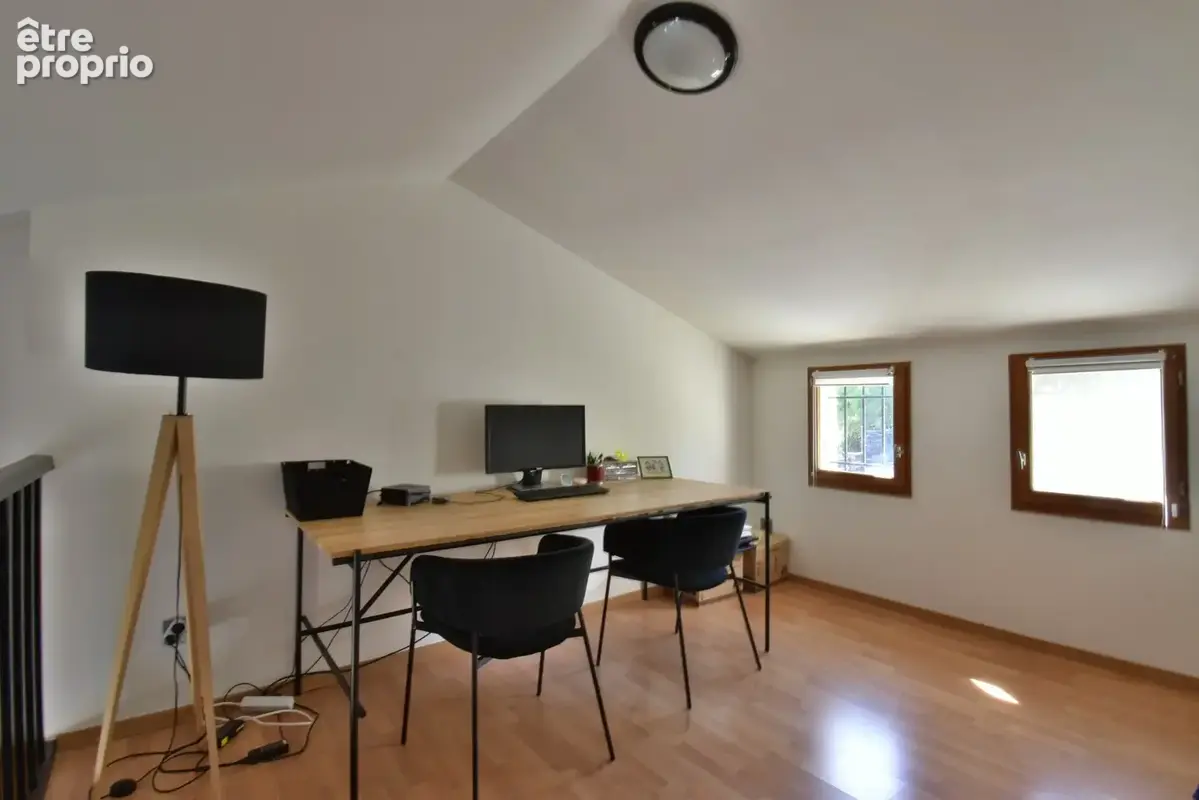 Maison rénovée de 100 m² avec double garage, jardin, terrasses - photo 9