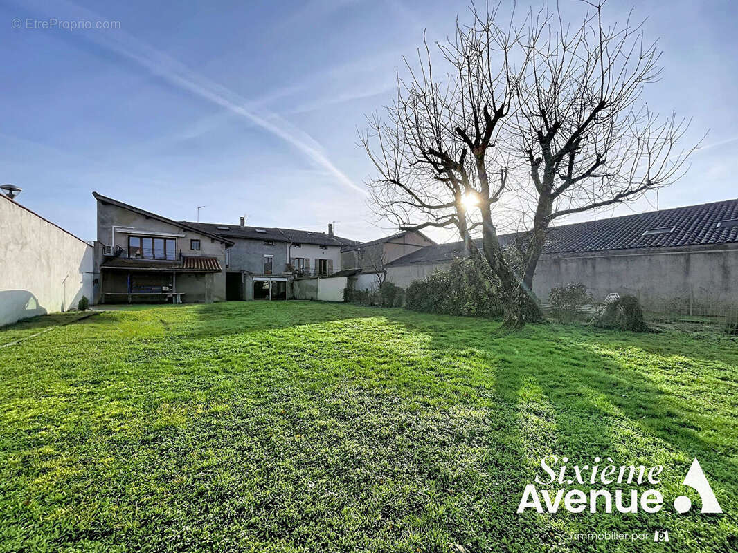Maison de village de 240 m² utiles (5 chambres) + garage et appartement séparé de  69 m² (1 chambre) - photo 2