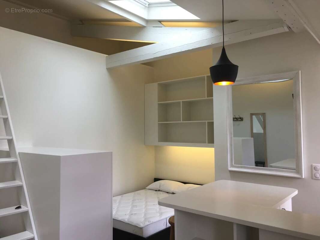 Avenue Victor Hugo. Au 6ème étage (ascenseur jusqu'au 5ème). Superbe immeuble Haussmannien. Studio de 22m² en très bon état, cal - photo 3