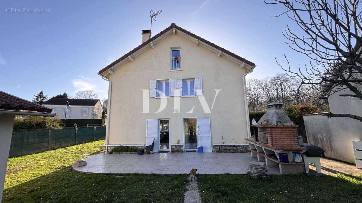 FACADE ARRIERE AVEC TERRASSE ET BARBECUE - Maison à LARCHANT