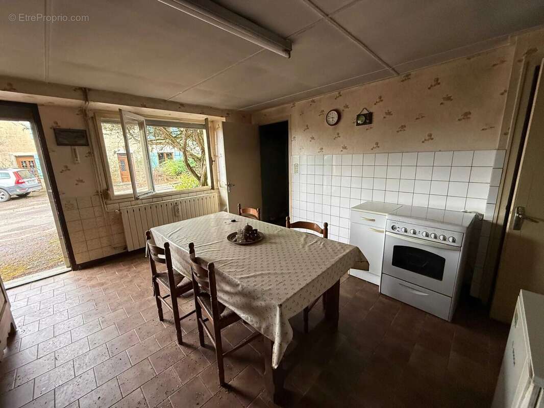 Grande ferme villageoise double indépendante à rénover – deux maisons, nombreuses dépendances, presque 1 hectare - photo 4