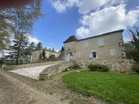 Château Médiéval de Prestige Rénové avec Élégance – Un Bijou Historique au Cœur de la Nature - photo 16