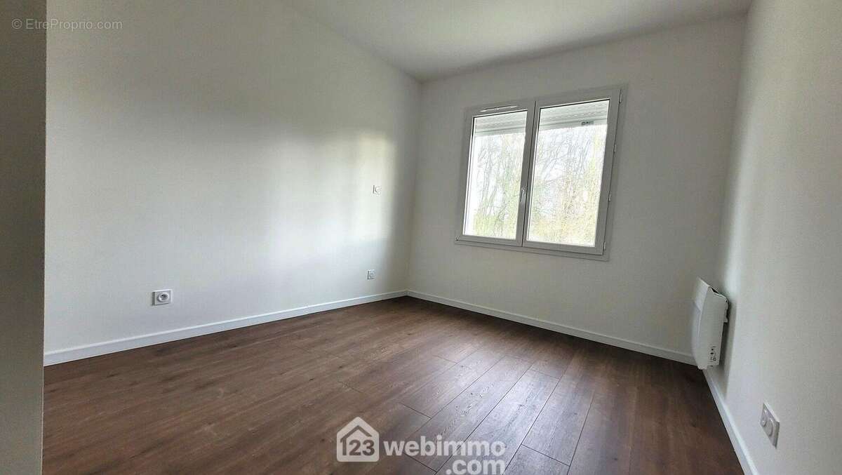 Une seconde chambre avec emplacement penderie - Maison à LA JONCHERE