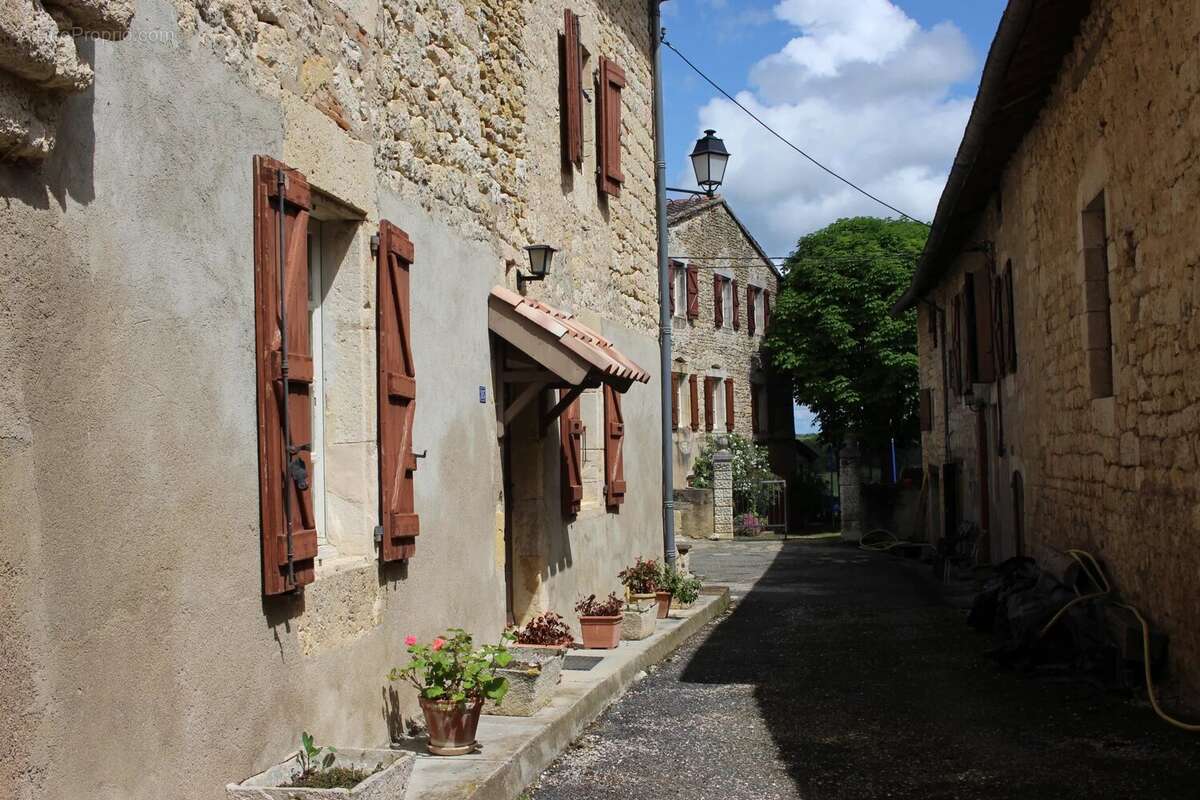 Maison à CAHUZAC-SUR-VERE
