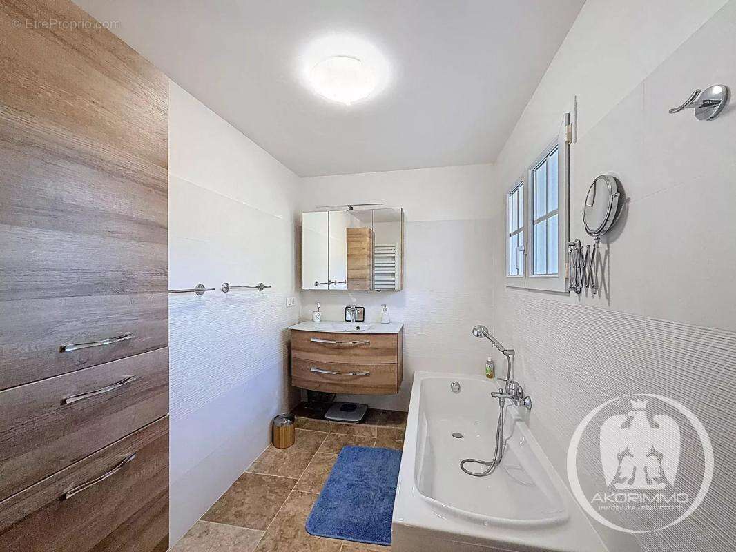 Maison à CASTAGNIERS