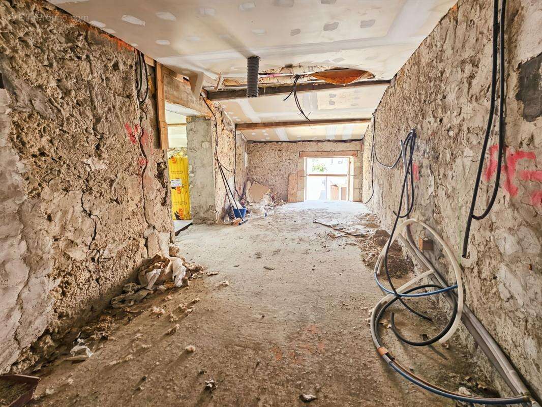 À Vendre à Montfrin - Maison de village de 67m² avec garage - photo 5