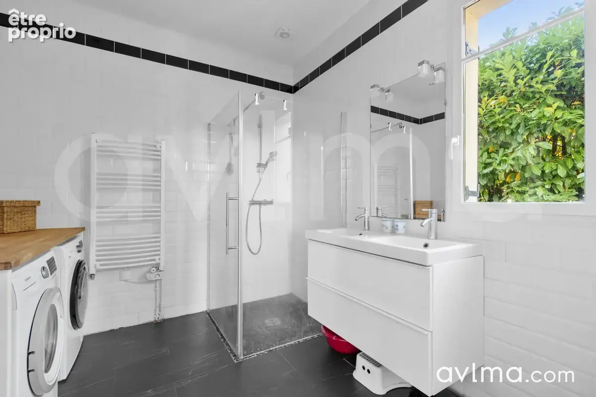 En centre ville, grande maison de charme, quatre chambres, sur un très beau terrain piscinable. - photo 10