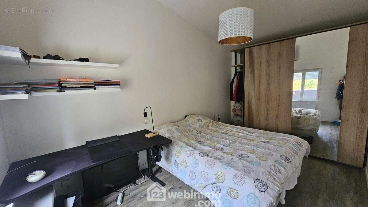 Une chambre de 12,30 m² avec son dressing.