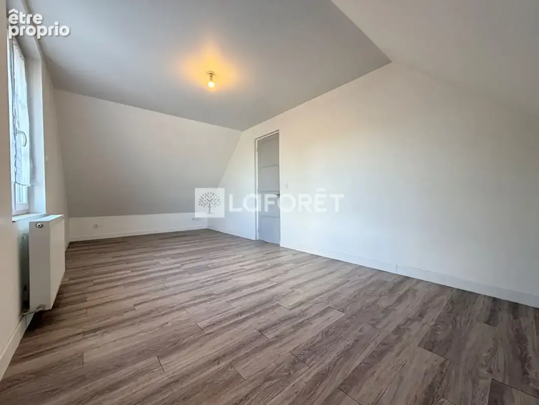 Maison rénovée de 115 m², 4 chambres, sous-sol total et jardin arboré - photo 12