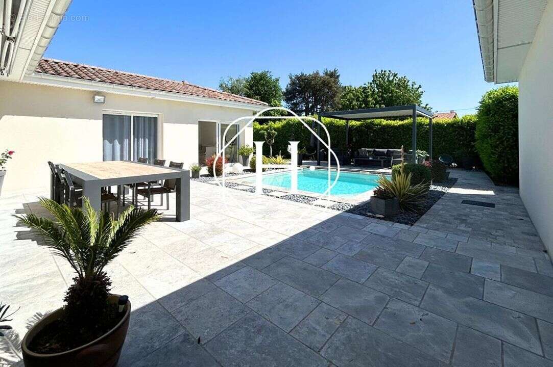 Maison à SAINT-DENIS-LES-BOURG