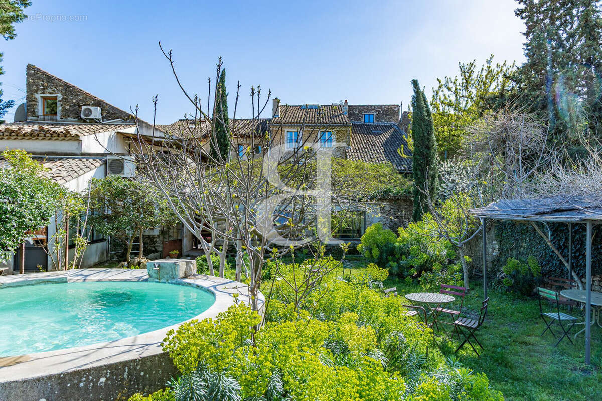 Maison à SAINTE-CECILE-LES-VIGNES