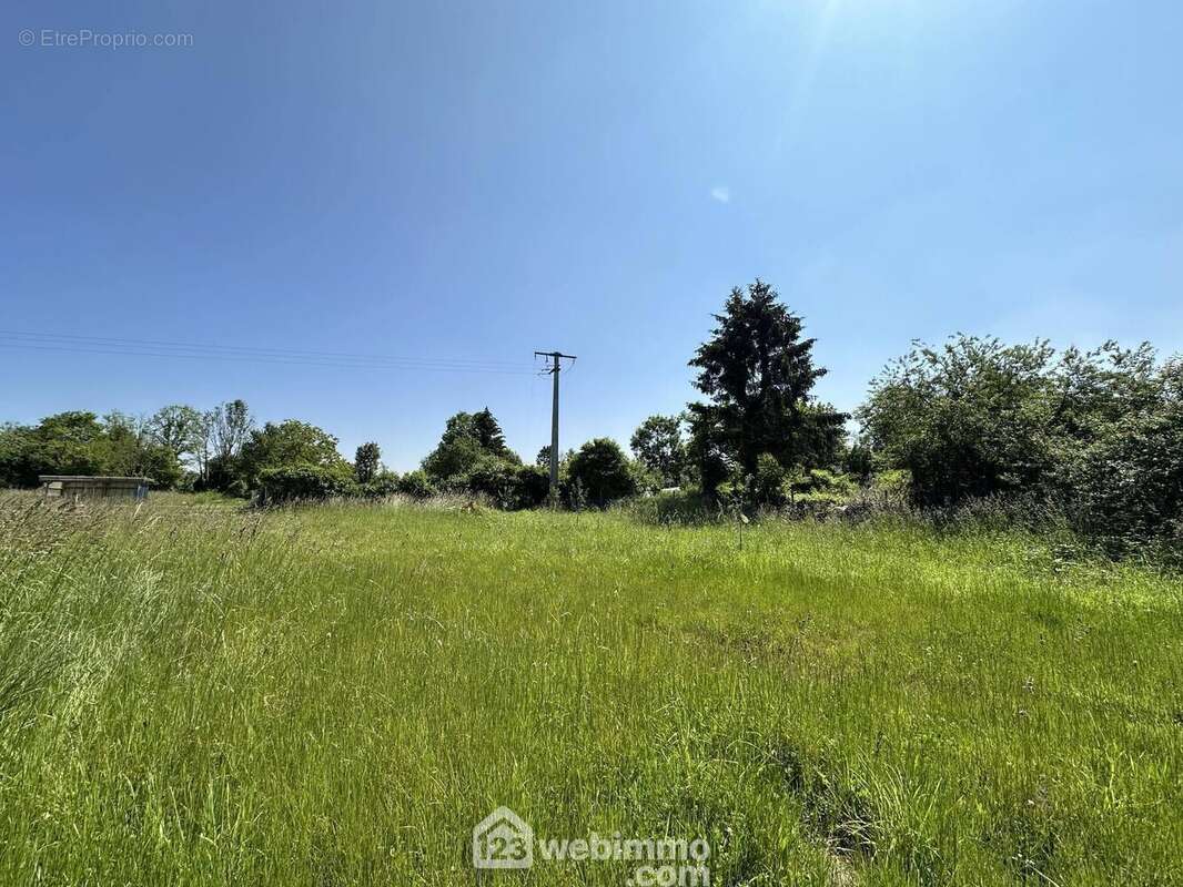 Ce terrain n'attend plus que vous et votre projet - Terrain à SISSONNE