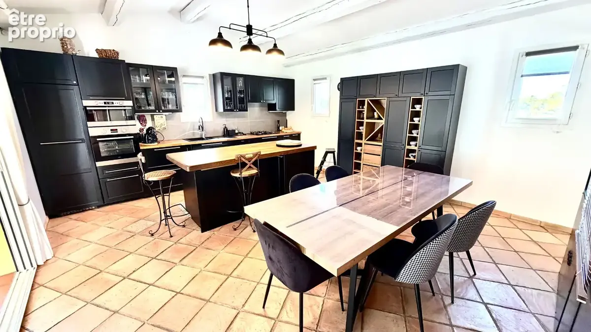 Villa avec piscine sur 2700 m² de jardin, clos, arboré et paysagé. - photo 5