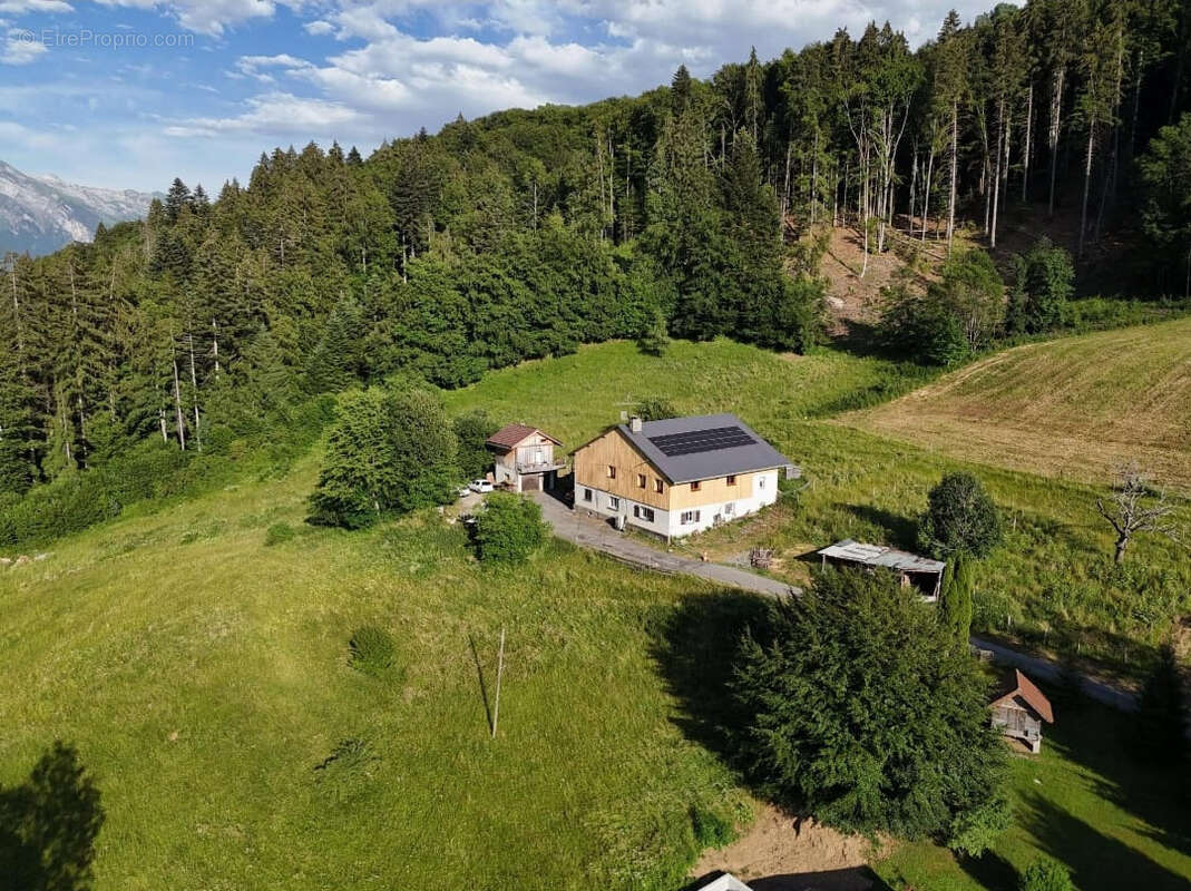 Maison à LA RIVIERE-ENVERSE