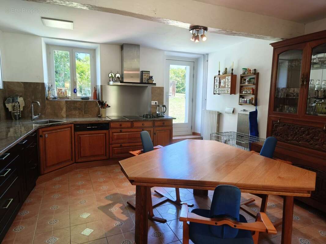 Spacious family kitchen designed for everyday living and entertaining. - Maison à PUYDARRIEUX