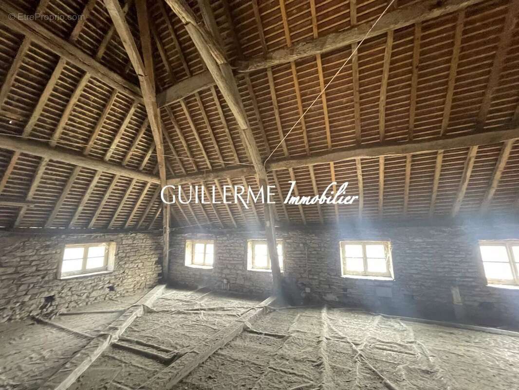 Immeuble en pierre, coeur de village, idéal investisseur - photo 10