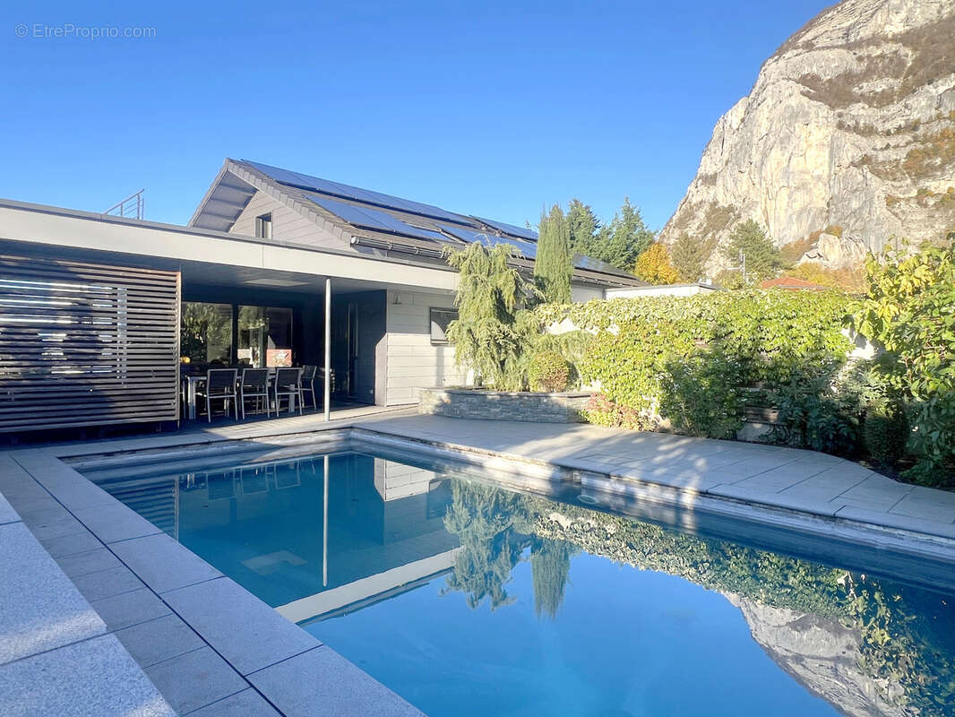 Maison à COLLONGES-SOUS-SALEVE