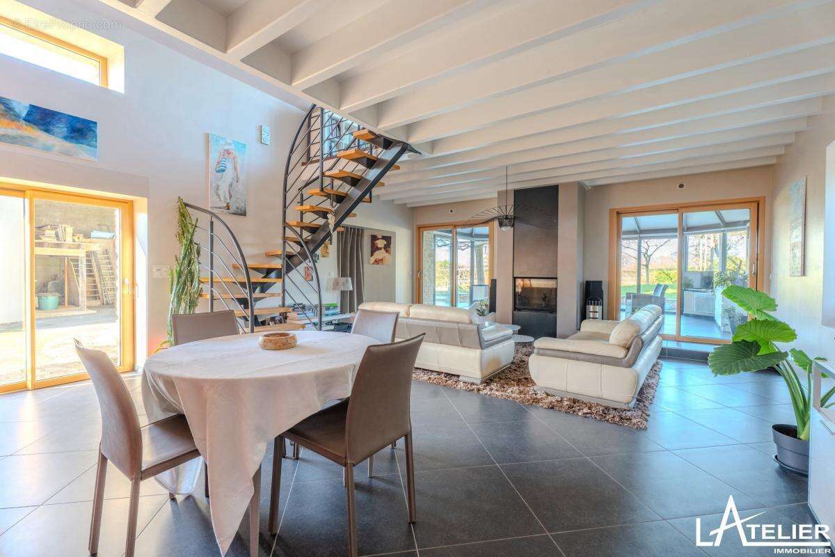 Maison à SAINT-ETIENNE-DE-MONTLUC