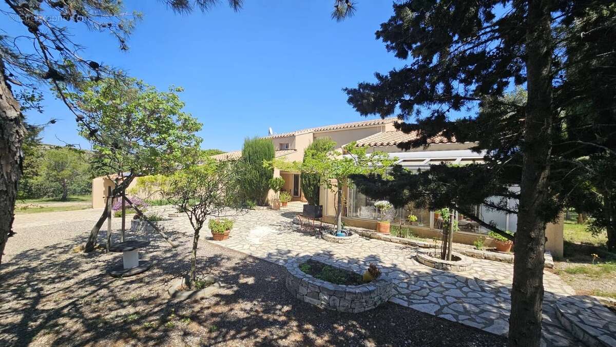 VILLA sur + de 7400m2 de terrain avec PISCINE - photo 8
