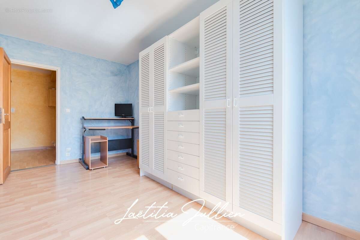 En exclusivité par Laëtitia JULLIEN – Marseille 10ème – Les Collines – T4 traversant de 83,83 m² avec balcon et loggia au pied d - photo 17