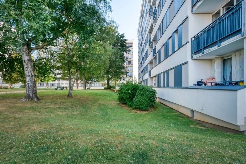 Appartement à LES CLAYES-SOUS-BOIS