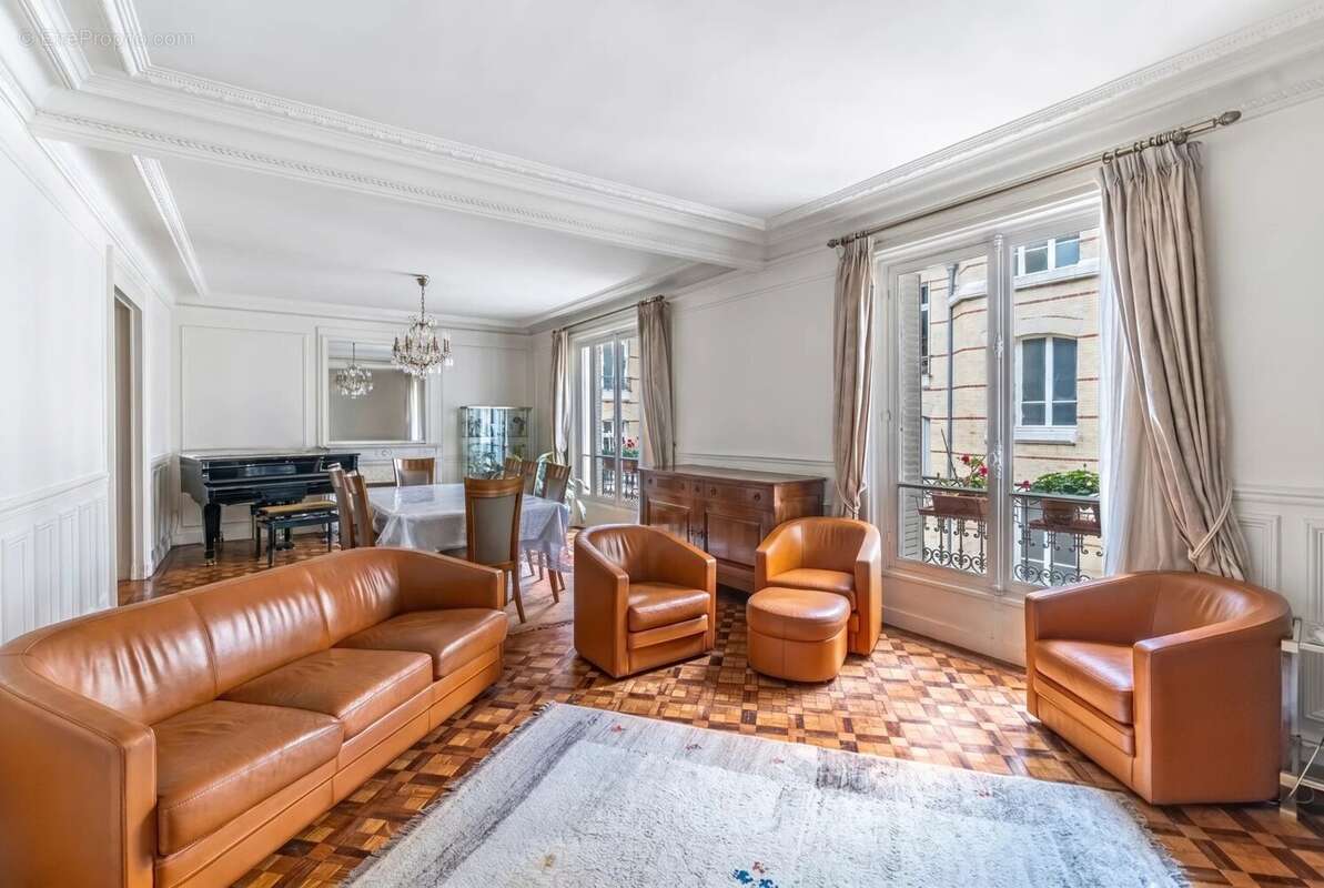 Appartement à PARIS-16E