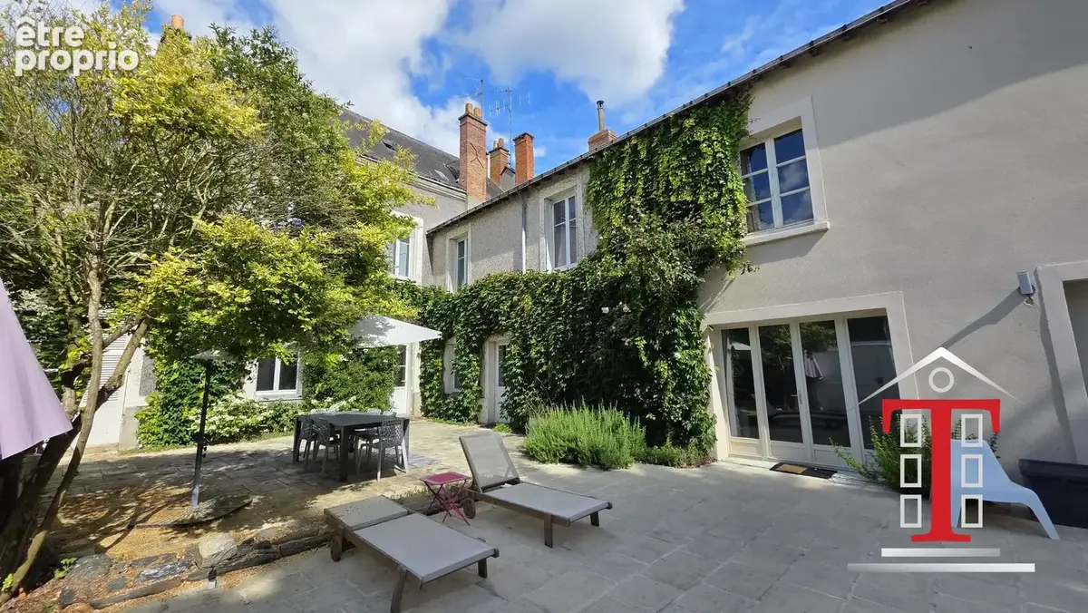 Cour aménagée avec espaces détente - Maison à LES PONTS-DE-CE