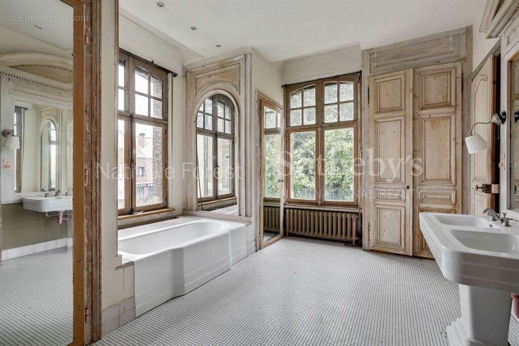 Tourcoing , limite Mouvaux , rare Hôtel particulier à rénover cadastré sur 2337  m2 de terrain . - photo 10