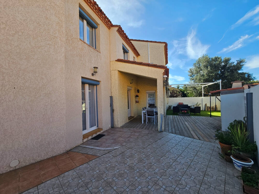 Maison à SAINT-LAURENT-DE-LA-SALANQUE