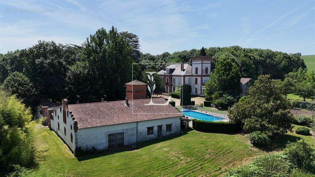 Château au calme à rénover, dépendances et orangerie - photo 2